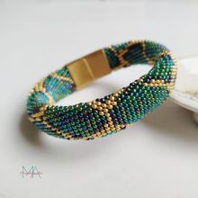 "Kígyóbőr" színjátszó zöld-arany színű gyöngyhorgolt karkötő