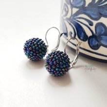Irizáló kék, francia kapcsos gyöngyhorgolt gömb fülbevaló