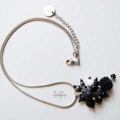   "Fekete leányka" nemesacél kígyólánc szőlőfürtös medállal