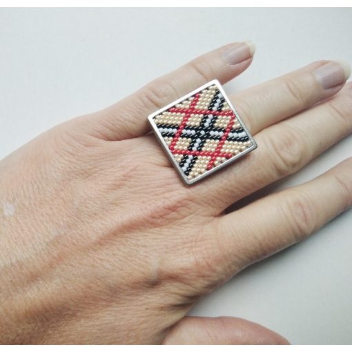 "Burberry" hangulatú gyöngy gyűrű nemesacél alappal