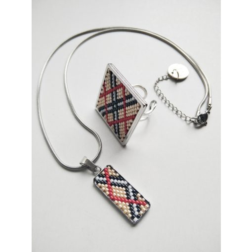 "Burberry" hangulatú gyöngy gyűrű nemesacél alappal