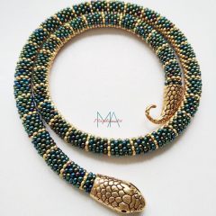 Zöld-arany gyöngyhorgolt nyaklánc kígyófejes kapoccsal