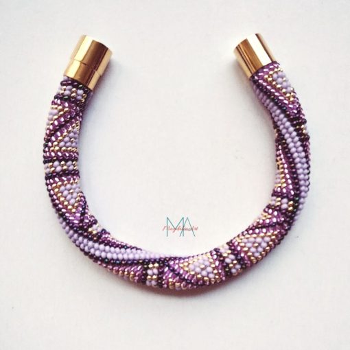 Lila-arany geometrikus mintájú gyöngyhorgolt karkötő