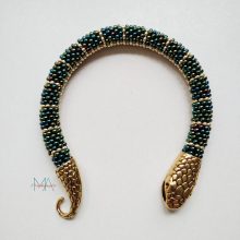 Zöld-arany gyöngyhorgolt karkötő kígyófejes kapoccsal