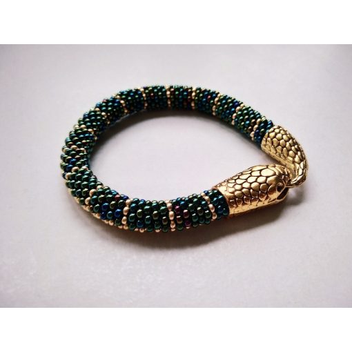 Zöld-arany gyöngyhorgolt karkötő kígyófejes kapoccsal