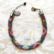 Piros-zöld rombuszmintás gyöngyhorgolt karkötő