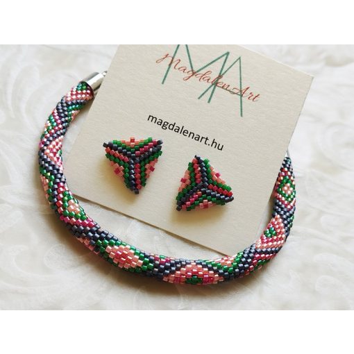 Piros-zöld rombuszmintás gyöngyhorgolt karkötő